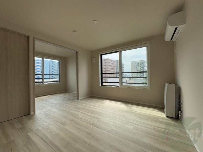 居室・リビング　木目のフローリングは落ち着きのある印象のお部屋になりますね。