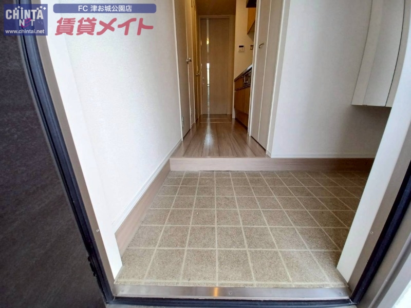 玄関　同建物別部屋写真です