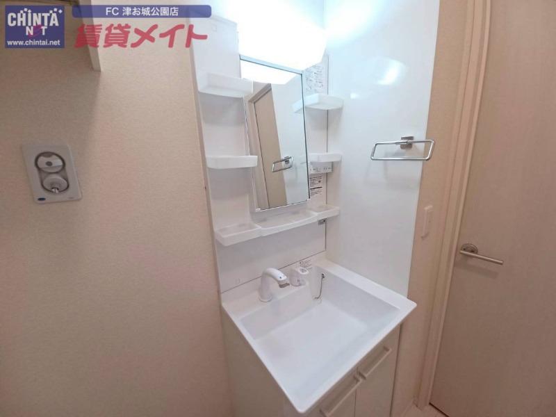 洗面設備　同建物別部屋写真です