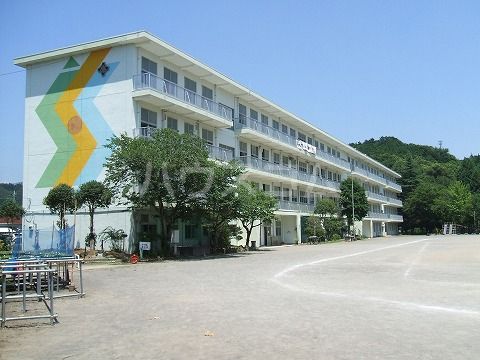 小学校　三島市立沢地小学校（小学校）まで508m