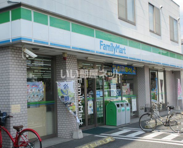 コンビニ　ファミリーマート 近鉄東山駅前店（コンビニ）まで710m