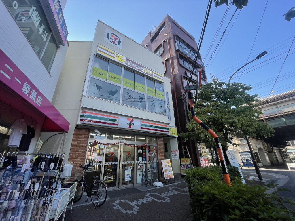 コンビニ　セブンイレブン 綾瀬駅西口店（コンビニ）まで129m
