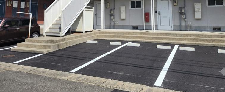 駐車場　各部屋に1台分の駐車場あり