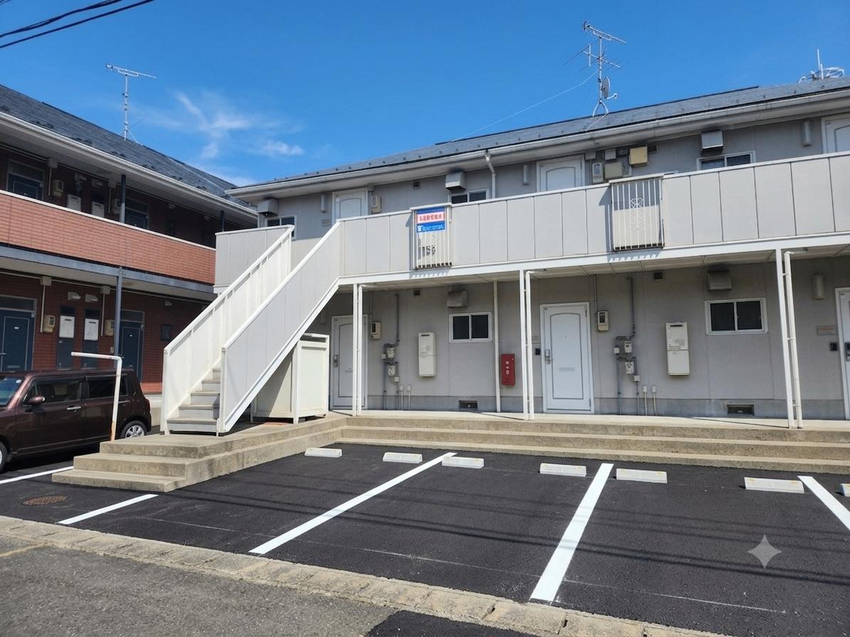 建物外観　駐車場付きアパート、1戸に1台