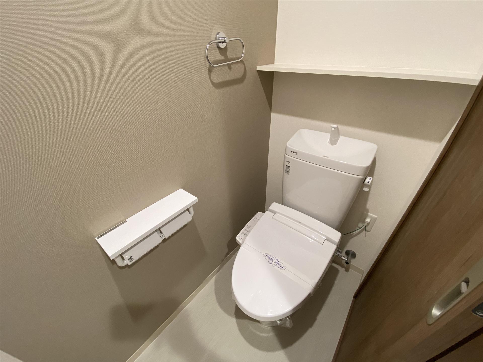 トイレ　棚付きのトイレです