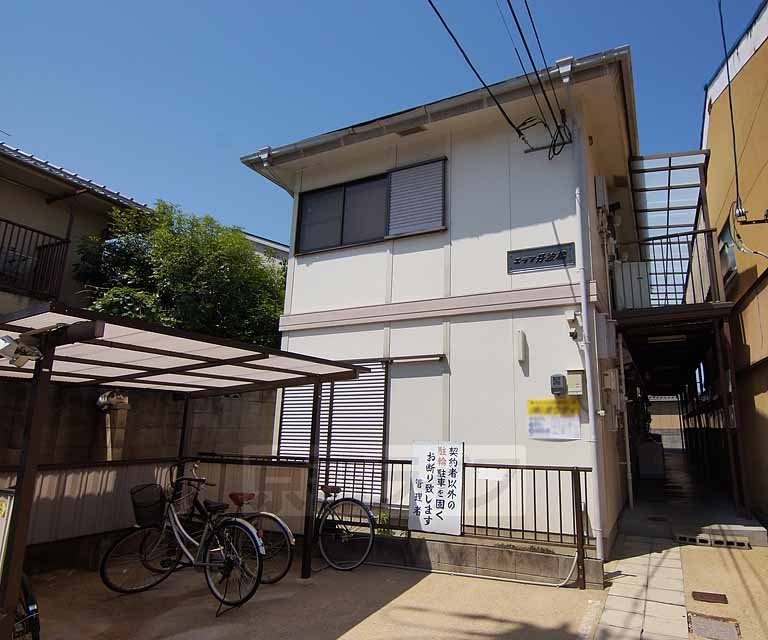 建物外観　奥に長いアパートです。