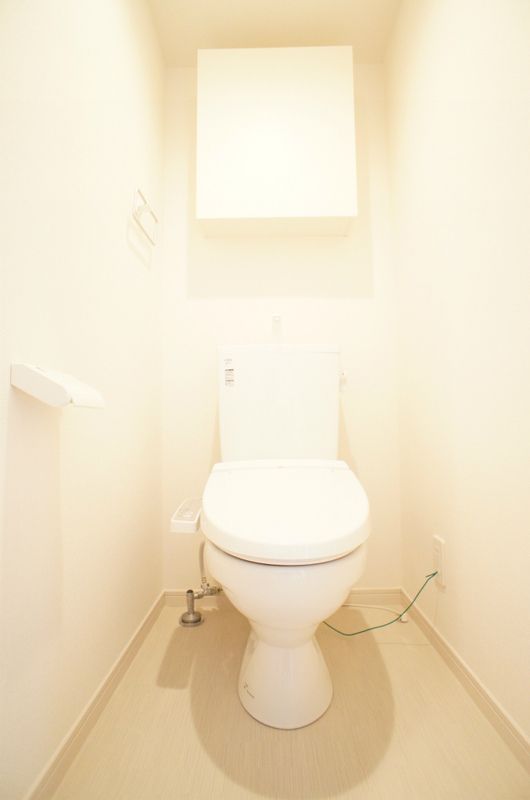 小田急江ノ島線 本鵠沼駅 徒歩1分 3階建 築10年のトイレ写真