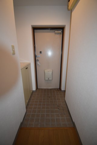 玄関　※同間取の別部屋の写真です