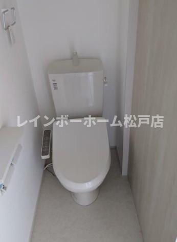 トイレ　落ち着いた色調のトイレです