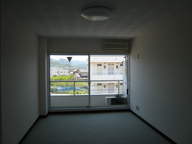 ＪＲ信越本線 長野駅 徒歩46分 3階建 築35年の居間写真