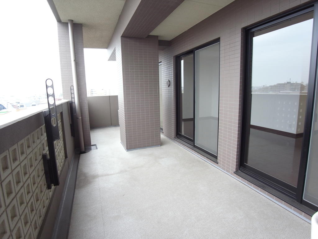 バルコニー　奥行きの広いバルコニーです　スロップシンク付