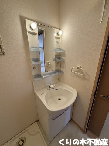 洗面設備　明るい洗面所です