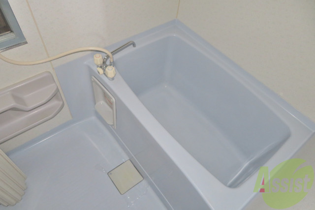 バス・シャワールーム　お風呂は、肩まで浸かれる広さがありますね。