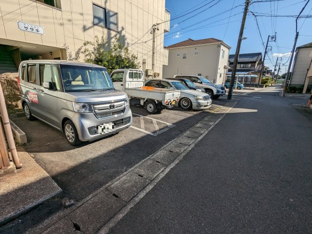 【マンションササキの駐車場】