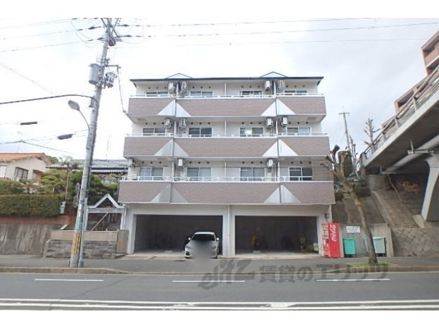 八幡市男山泉のマンションの建物外観