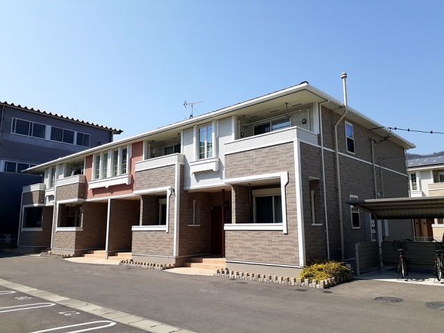 高松市国分寺町新居のアパートの建物外観