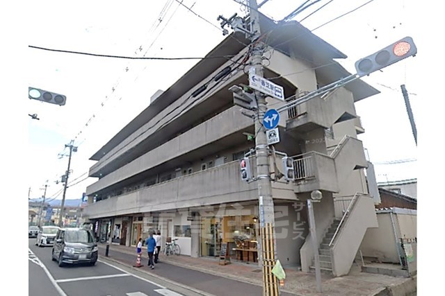 香芝市下田西のマンションの建物外観