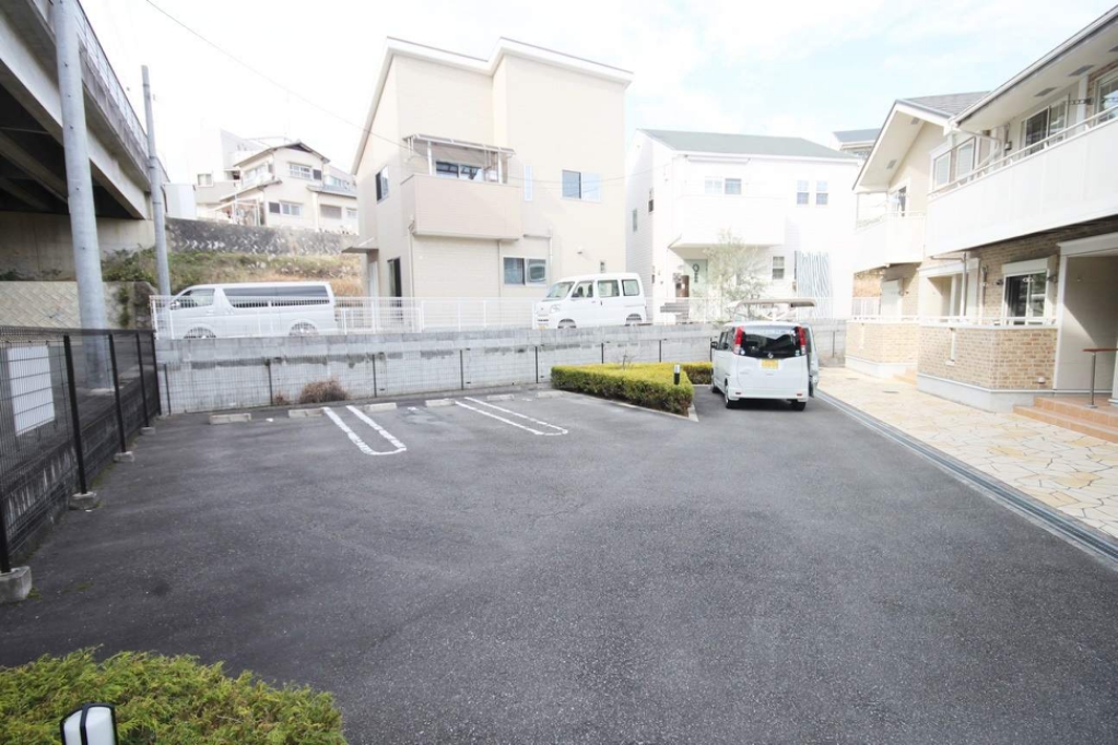 【川西市西多田のアパートの駐車場】