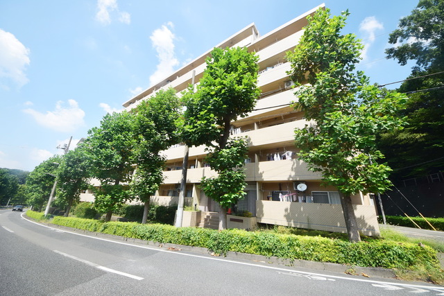 【多摩市馬引沢のマンションの建物外観】