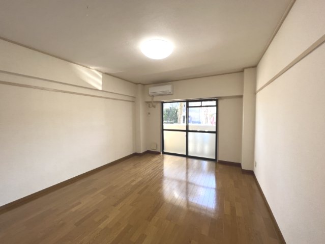 居室・リビング　こちらの洋室で趣味の時間をお楽しみください