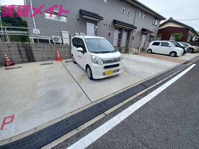 【鈴鹿市高岡台のアパートの駐車場】