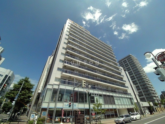 【札幌市中央区南六条西のマンションの建物外観】