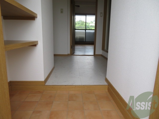 玄関　玄関から撮影しました。敷居が高くなくて安心ですね。