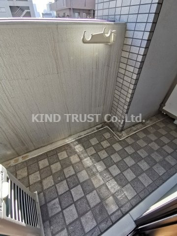 バルコニー　暖かな日差しのふりそそぐバルコニー