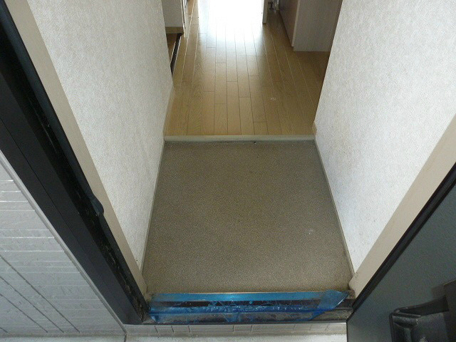 玄関　写真は102号室です