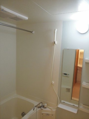 バス・シャワールーム　追い焚き付きのお風呂です♪