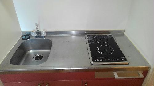 キッチン　２口コンロ。シンクも広めです。