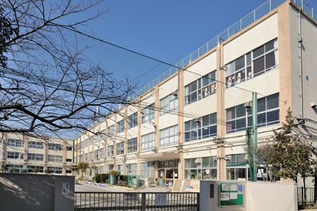 小学校　足立区立西伊興小学校（小学校）まで498m