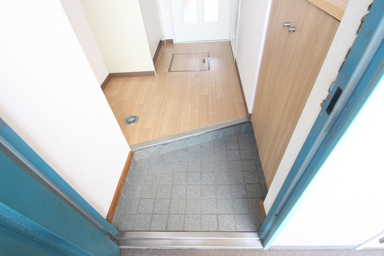 玄関　※写真は別号室です