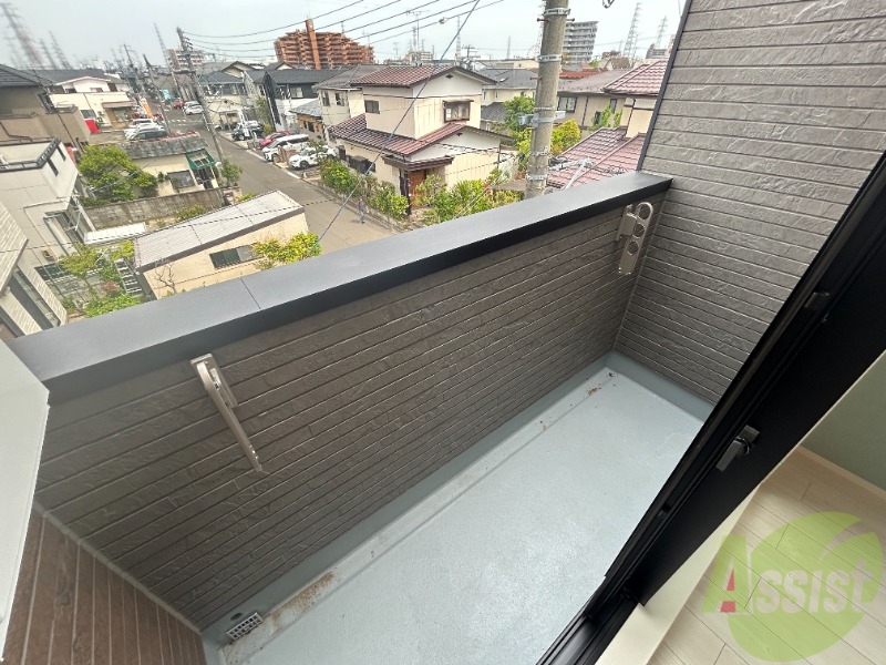バルコニー　バルコニーはこちら。洗濯物も干せますよ。