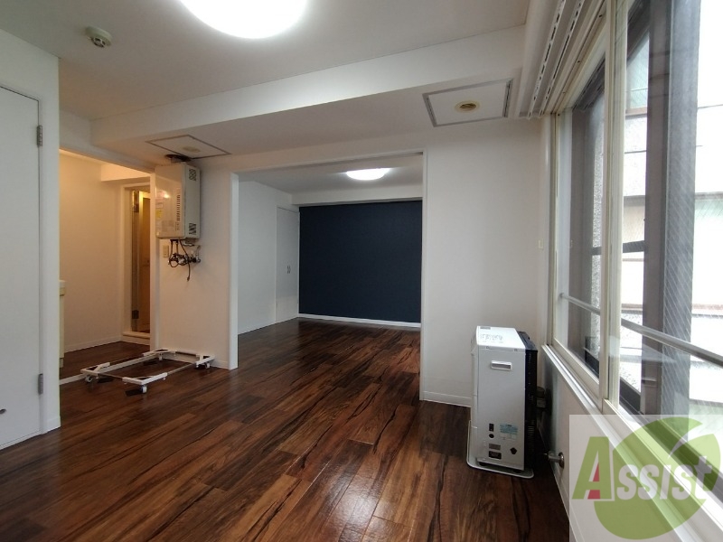 居室・リビング　リビングです。木目のフローリングが落ち着きますね。