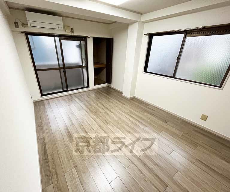 居室・リビング　落ち着いた雰囲気のお部屋です