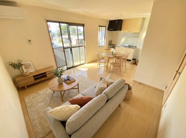 居室・リビング　家具はCGのイメージ画像になります。※実際に家具は付いており