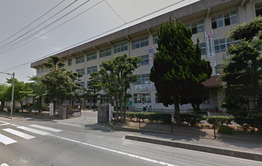 中学校　新居浜市立東中学校（中学校）まで1833m
