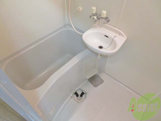 バス・シャワールーム　お風呂場は、浴槽が有りとても嬉しいですね。