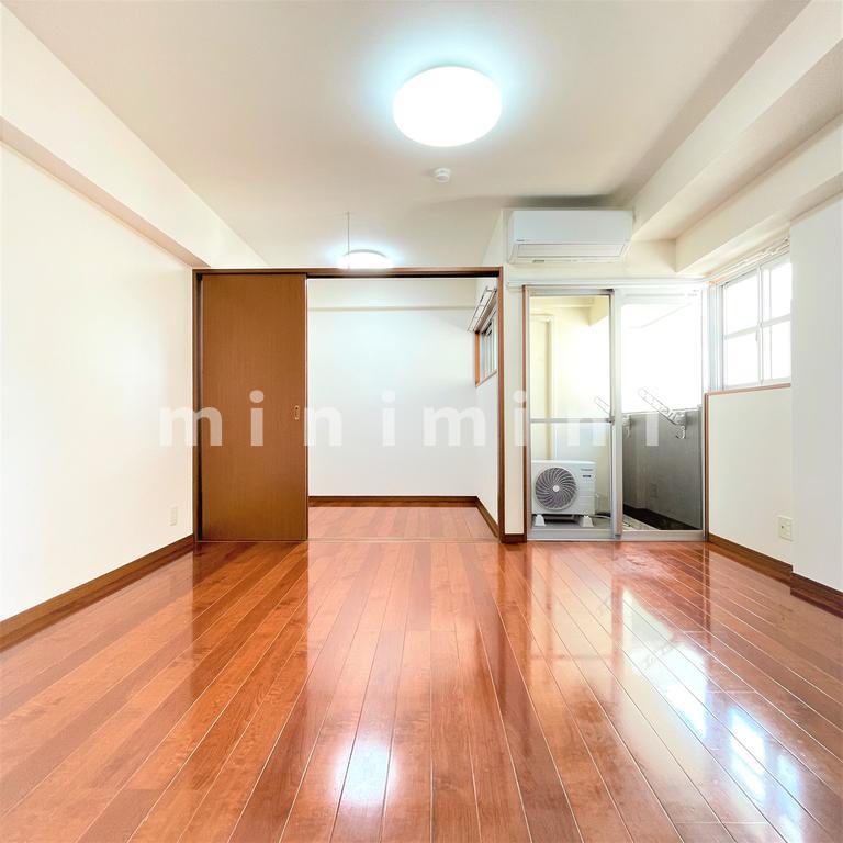 居室・リビング　※写真は別号室のものですので現状優先とさせていただきます