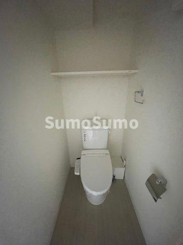 トイレ　落ち着いた色調のトイレです