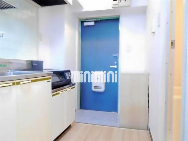 玄関　玄関ポスト、下駄箱つきの玄関です。