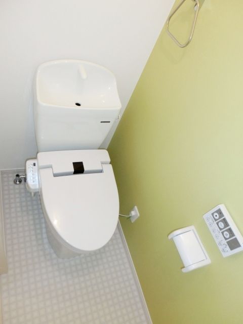 トイレ　温水洗浄付き便座です