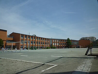 中学校　世田谷区立烏山中学校（中学校）まで520m