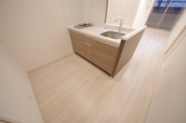 キッチン　奇数階は床はダークブランになります。写真はライトブラウン