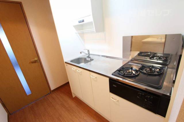 キッチン　２口コンロに料理スペースもあります。