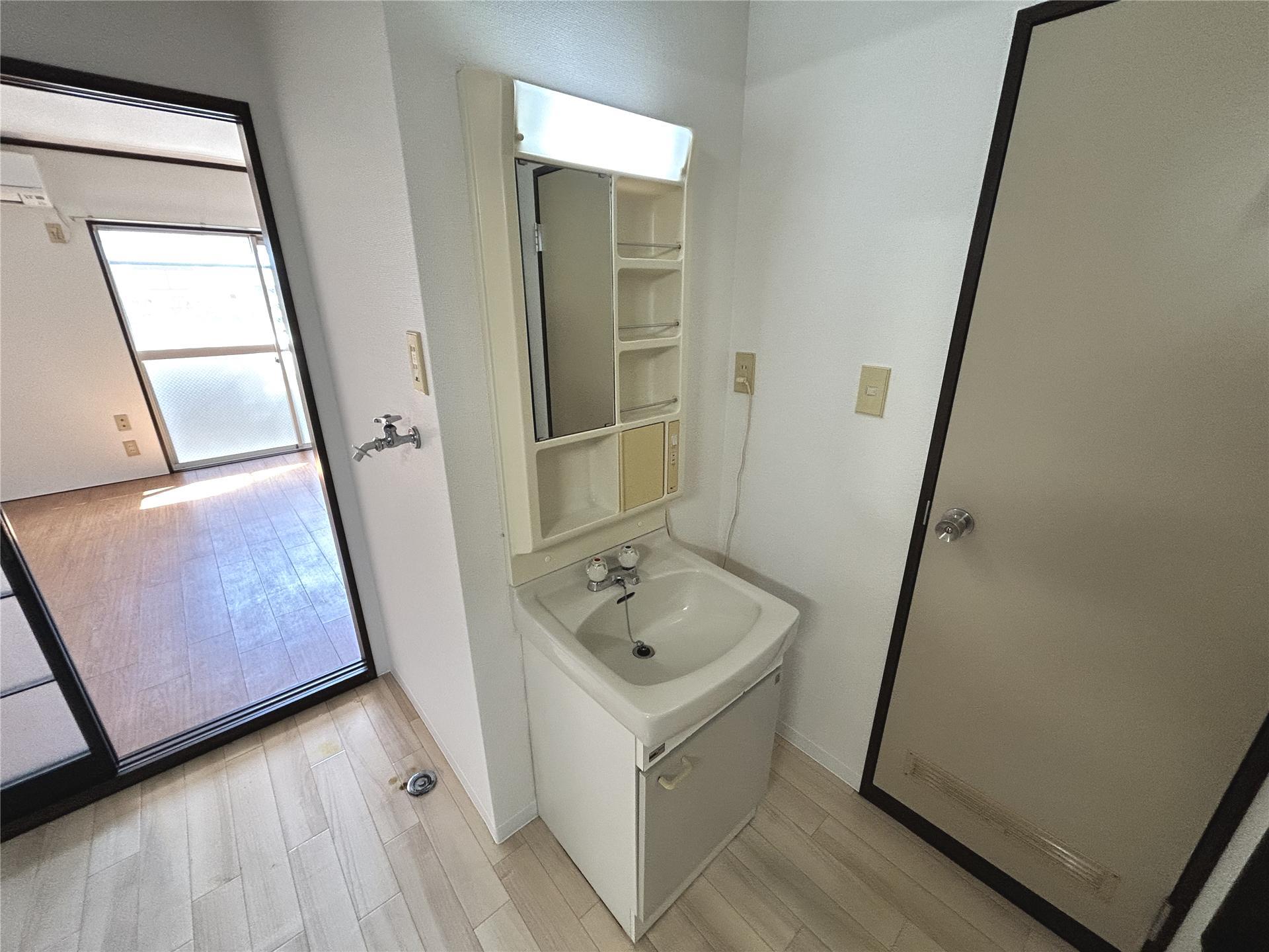 洗面設備　別部屋の参考写真です