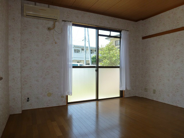 居室・リビング　写真は102号室です