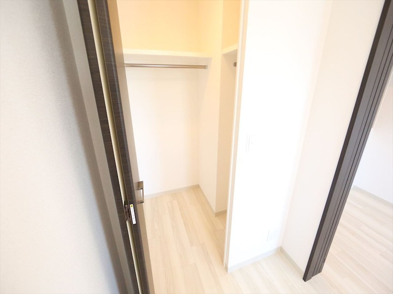 収納　ウォークインクローゼット（収納充実しています）　同仕様写真