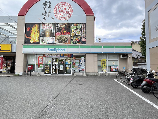 コンビニ　ファミリーマート 大在プラザ店（コンビニ）まで320m